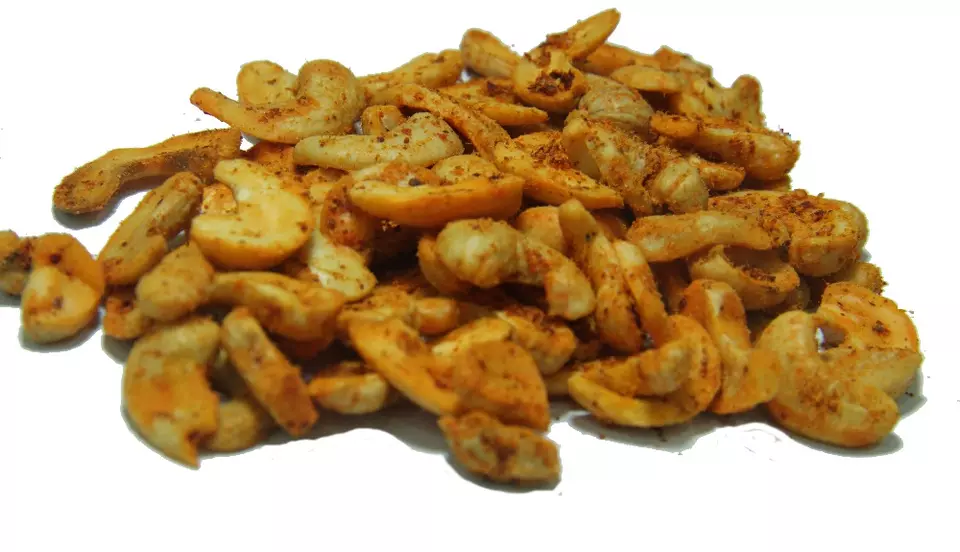 HUYNHGIA Snack Food High Quality Clean Processed Roasted Broken Cashew Nuts With Chili Pepper Flavor