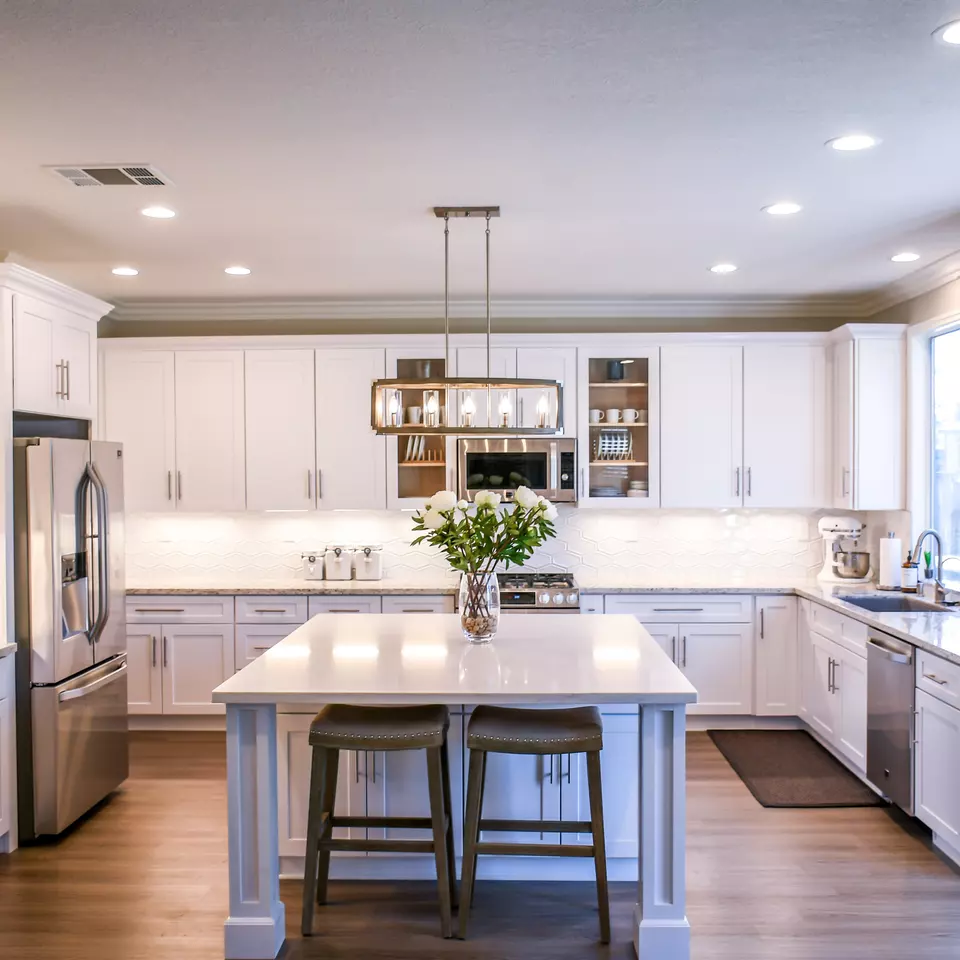 White shaker style kitchen cabinet