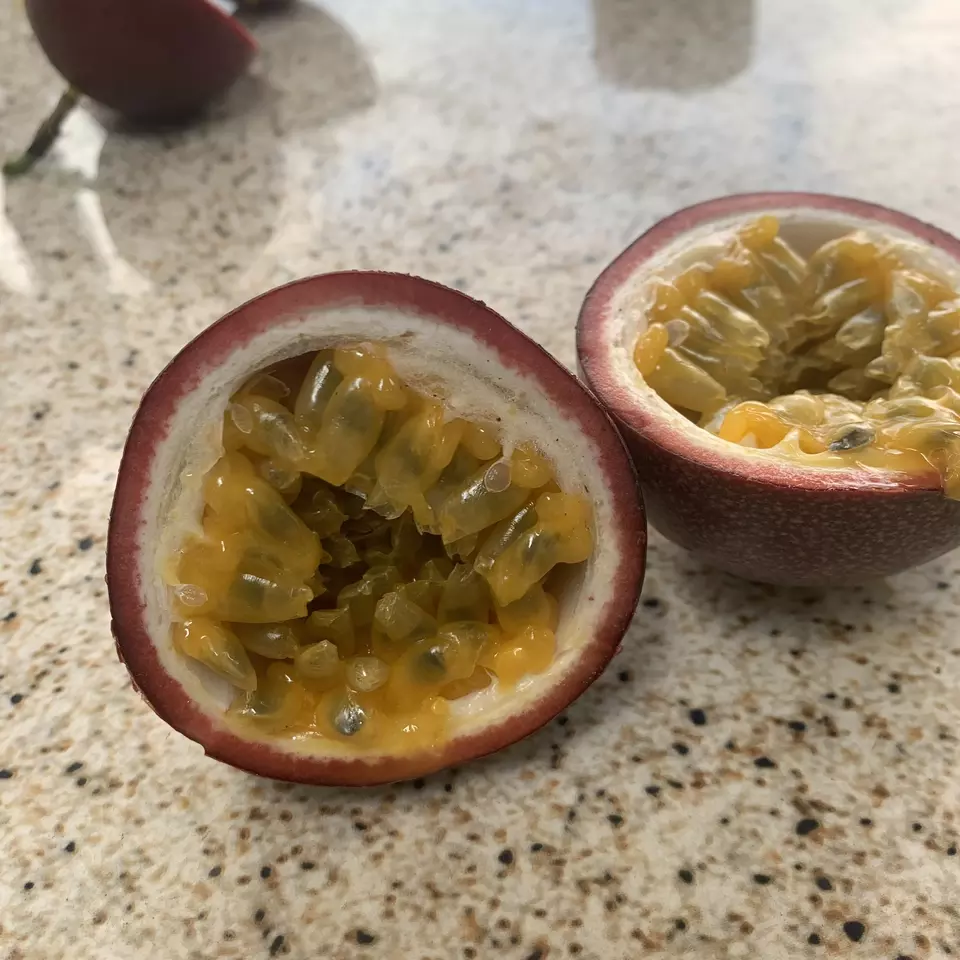 Top Selling Sweet Taste Common Cultivation Natural Color Fresh Passion Fruit From Highland of Vietnam