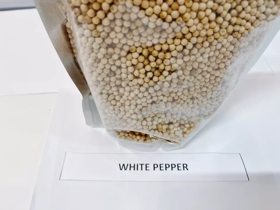 We supply high quality black pepper and white pepper made in vietnam in 2022 with the best price