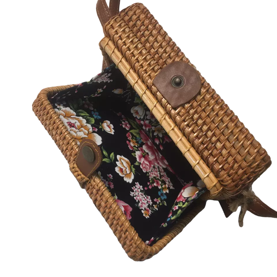 Handwoven Envelop Rattan Bag Shoulder Leather Straps Crossbody Wicker Purse for Women Fashion Handbag Summer 2022