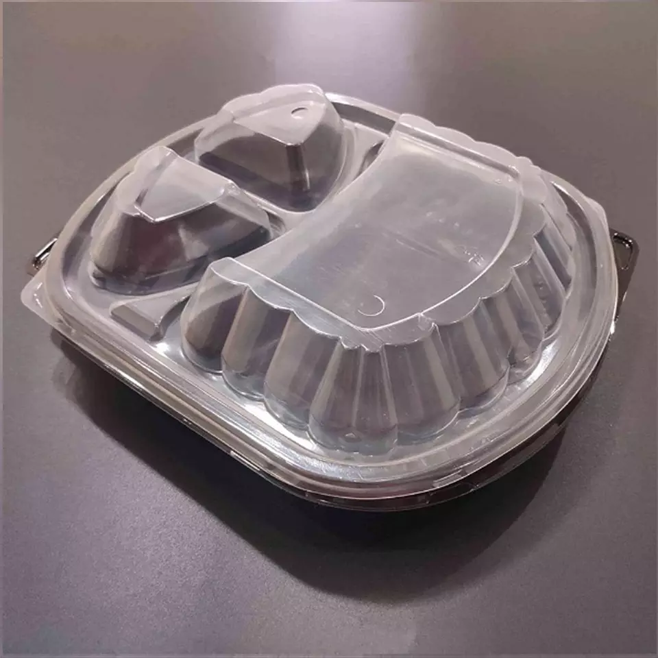 Plastic lunch trays with 3 compartments